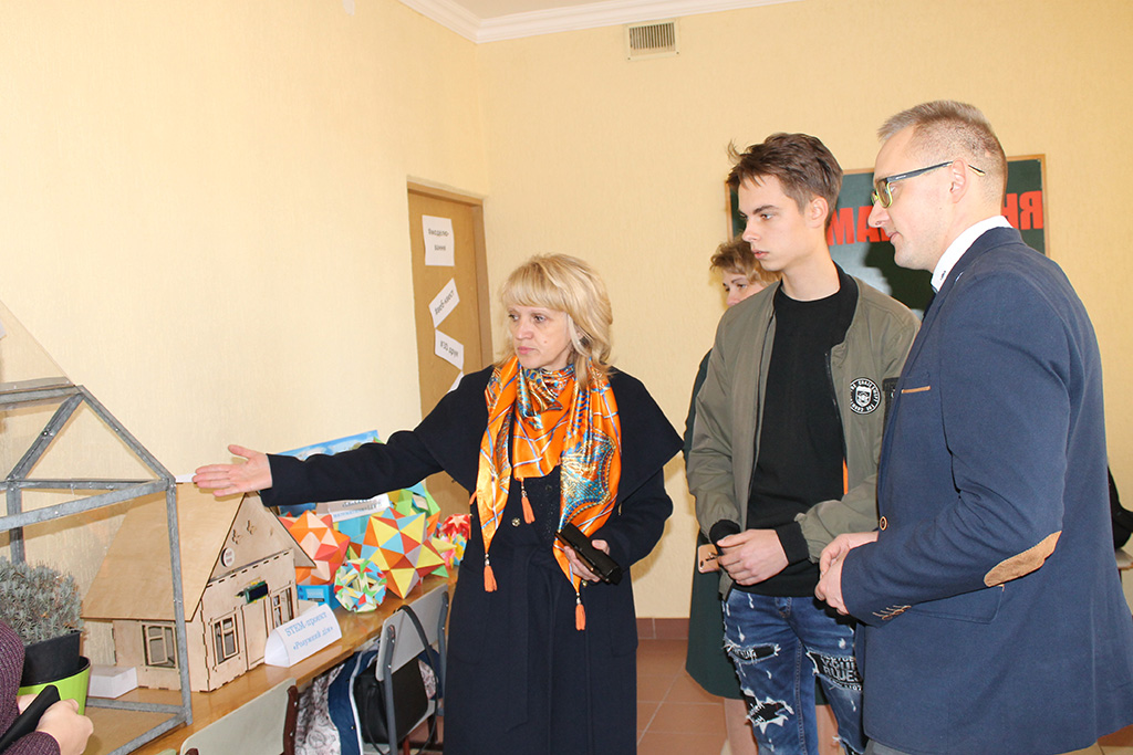 Представлення гостю досягнень STEM-центру